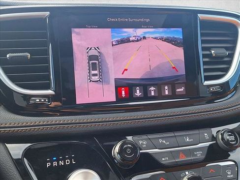 Used 2023 Chrysler Pacifica Pinnacle image 13