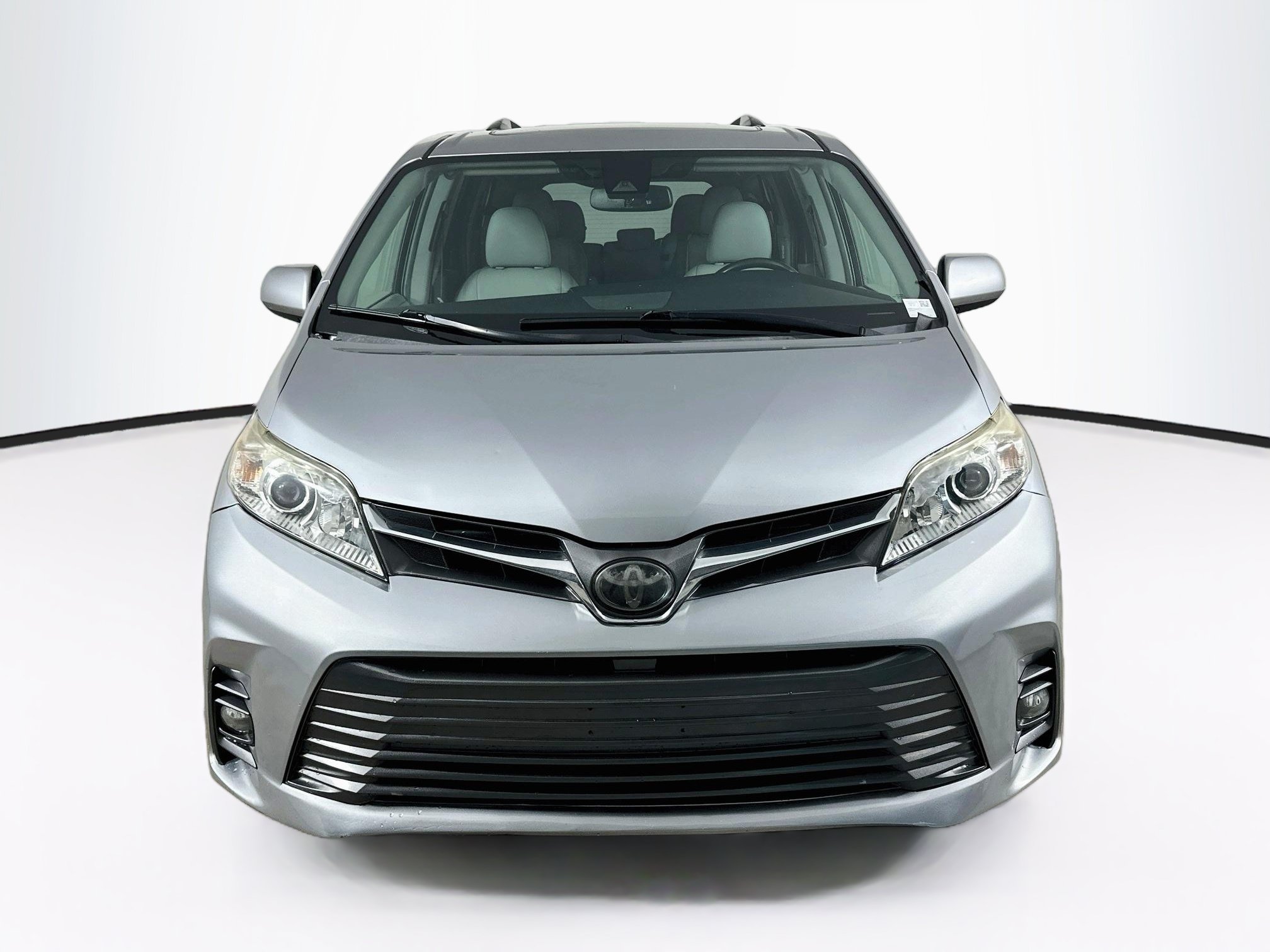 Used 2018 Toyota Sienna XLE FWD image 2