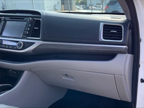 Used 2017 Toyota Highlander Limited FWD image 19