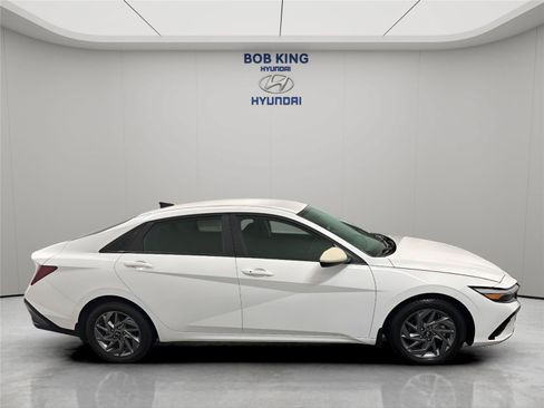 Certified 2024 Hyundai Elantra SEL FWD image 6