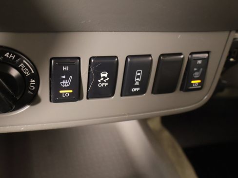 Used 2017 Nissan Frontier SV w/ SV Value Truck Package AWD/4WD image 7