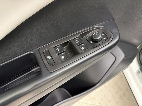 Used 2025 Volkswagen Taos SE w/ Panoramic Sunroof Package FWD image 12