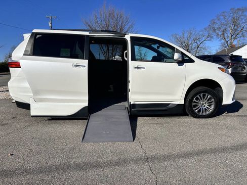 Used 2018 Toyota Sienna XLE Premium image 4