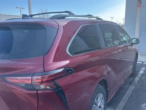 Used 2022 Toyota Sienna LE image 2