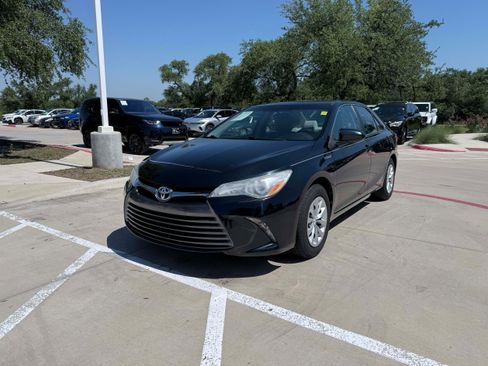 Used 2016 Toyota Camry LE FWD image 2