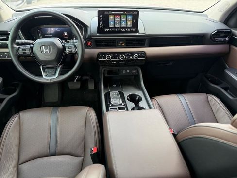Used 2025 Honda Pilot Elite image 13