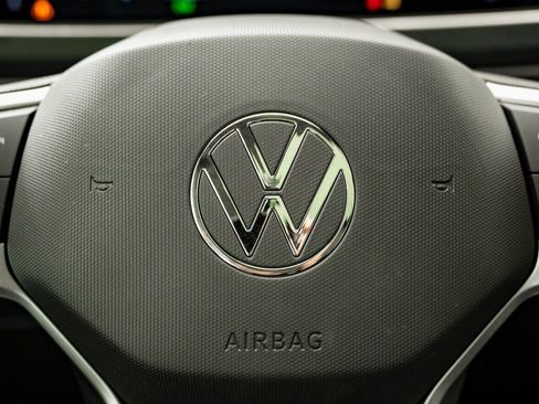 Used 2023 Volkswagen Tiguan SE w/ Panoramic Sunroof Package image 28