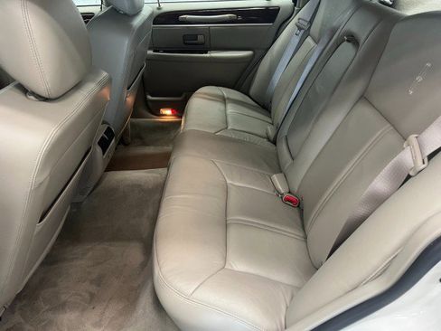 Used 2009 Lincoln Town Car Signature Limited image 25