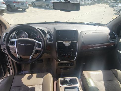 Used 2013 Chrysler Town & Country Touring-L w/ Entertainment Group #2 FWD image 18