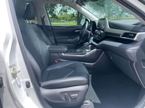 Used 2020 Toyota Highlander XLE FWD image 16
