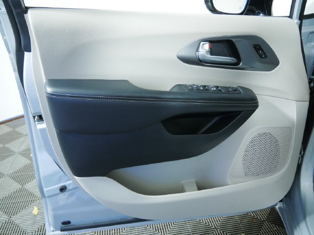 Used 2024 Chrysler Pacifica Touring-L FWD image 18