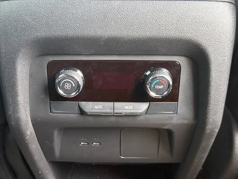 Used 2025 Chevrolet Traverse LT FWD image 16