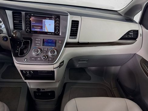 Used 2020 Toyota Sienna XLE Premium image 29