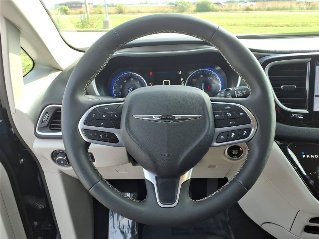 Used 2023 Chrysler Pacifica Touring-L FWD image 6