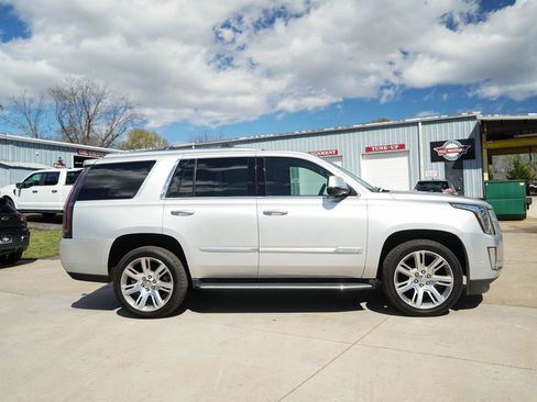 Used 2020 Cadillac Escalade Luxury image 3
