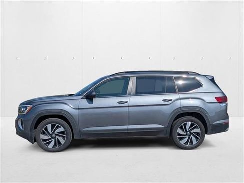 Used 2025 Volkswagen Atlas SE image 2