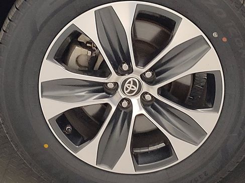 Used 2021 Toyota Highlander XLE image 31