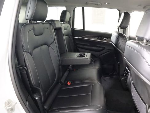 Used 2023 Jeep Grand Cherokee Limited image 38