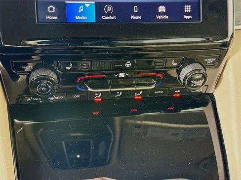 Used 2022 Jeep Grand Cherokee Limited w/ Trailer Tow Prep Group (B) image 9