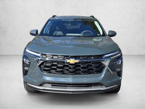 Used 2025 Chevrolet Trax LT image 2