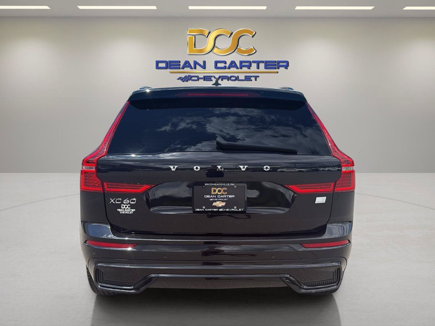 Used 2022 Volvo XC60 T8 R-Design w/ Climate Package AWD/4WD image 4