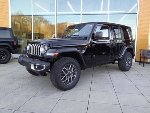 Used 2025 Jeep Wrangler Unlimited Sahara AWD/4WD image 2
