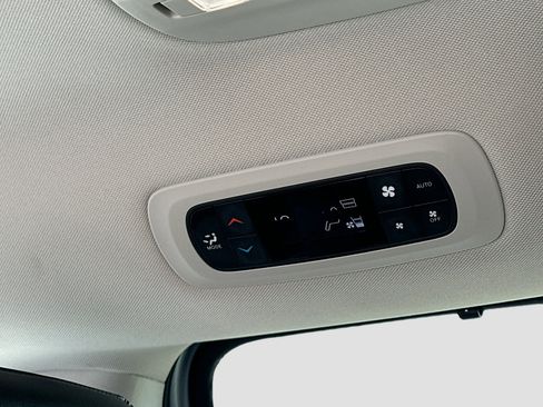 Used 2024 Chrysler Pacifica Touring-L FWD image 22