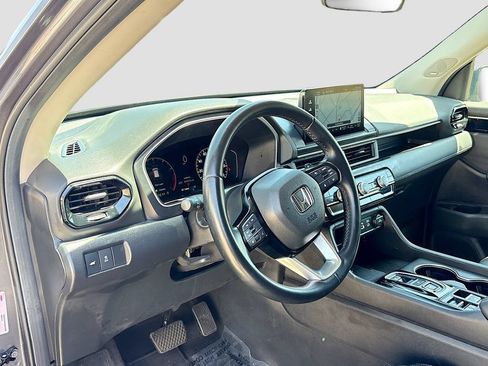 Used 2025 Honda Pilot Touring image 9
