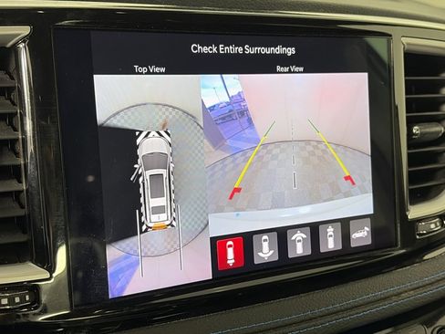 Used 2021 Chrysler Pacifica Touring-L image 19