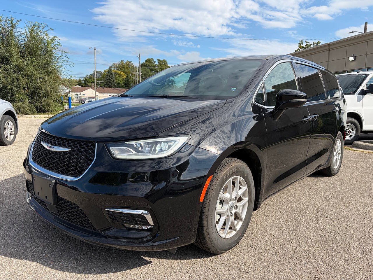 Used 2025 Chrysler Pacifica Select FWD image 1