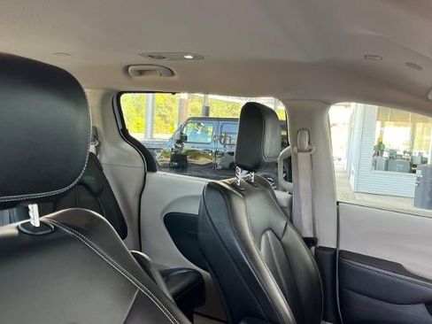 Used 2023 Chrysler Pacifica Touring-L FWD image 25
