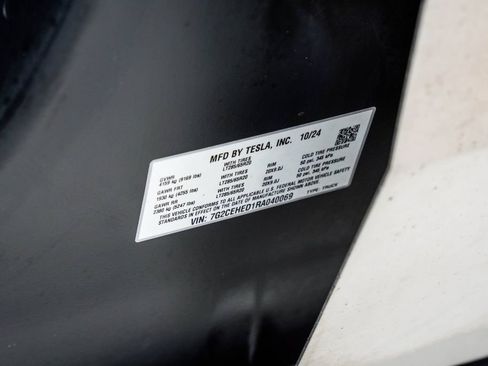 Used 2024 Tesla Cybertruck AWD Crew Cab image 39