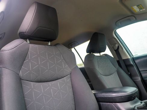 Used 2021 Toyota RAV4 XLE FWD image 11