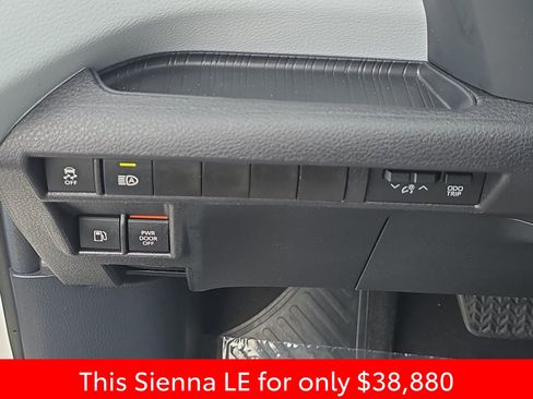 Used 2025 Toyota Sienna LE image 34