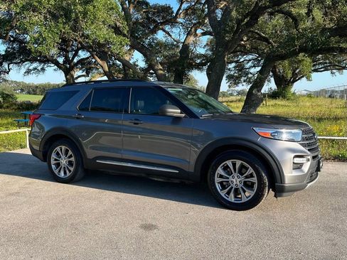 Used 2022 Ford Explorer XLT w/ Equipment Group 202A RWD image 3