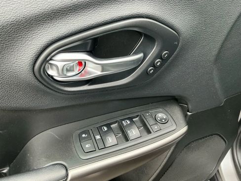 Used 2019 Jeep Cherokee Limited image 20