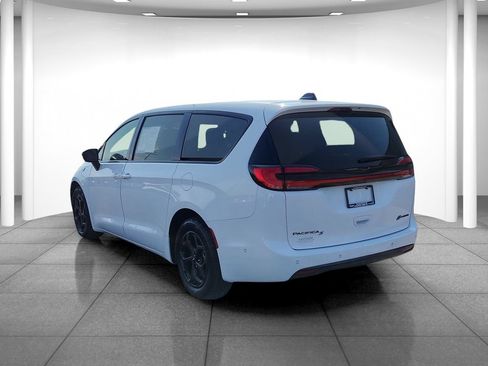 Used 2024 Chrysler Pacifica Limited FWD image 6