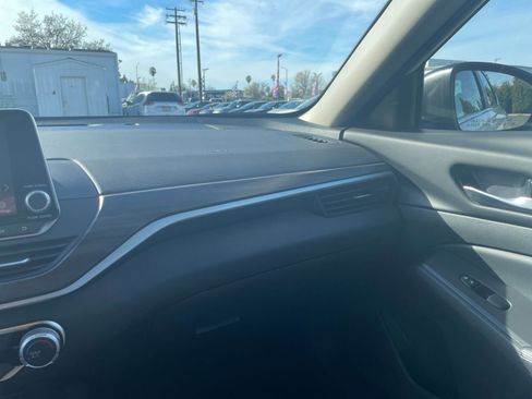 Used 2025 Nissan Altima 2.5 SV image 30