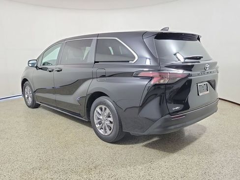 Used 2025 Toyota Sienna LE FWD image 7