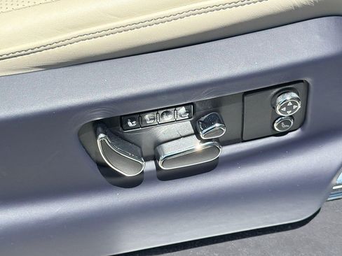 Used 2023 Bentley Bentayga Plug-In Hybrid AWD/4WD image 32