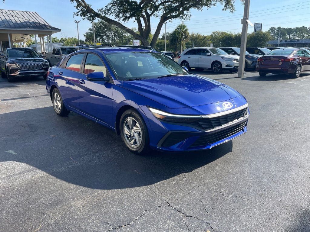 Used 2025 Hyundai Elantra SE FWD image 7