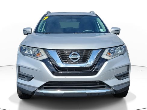 Used 2017 Nissan Rogue SV image 2