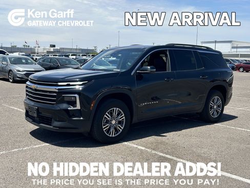 Used 2025 Chevrolet Traverse LT FWD image 1