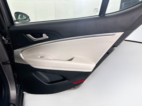 Used 2025 Genesis G70 2.5T RWD image 29