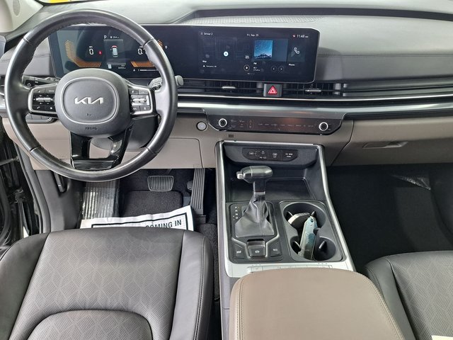 Used 2025 Kia Carnival FWD image 27