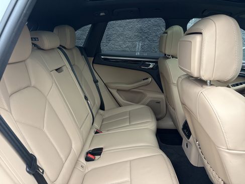 Certified 2025 Porsche Macan image 32