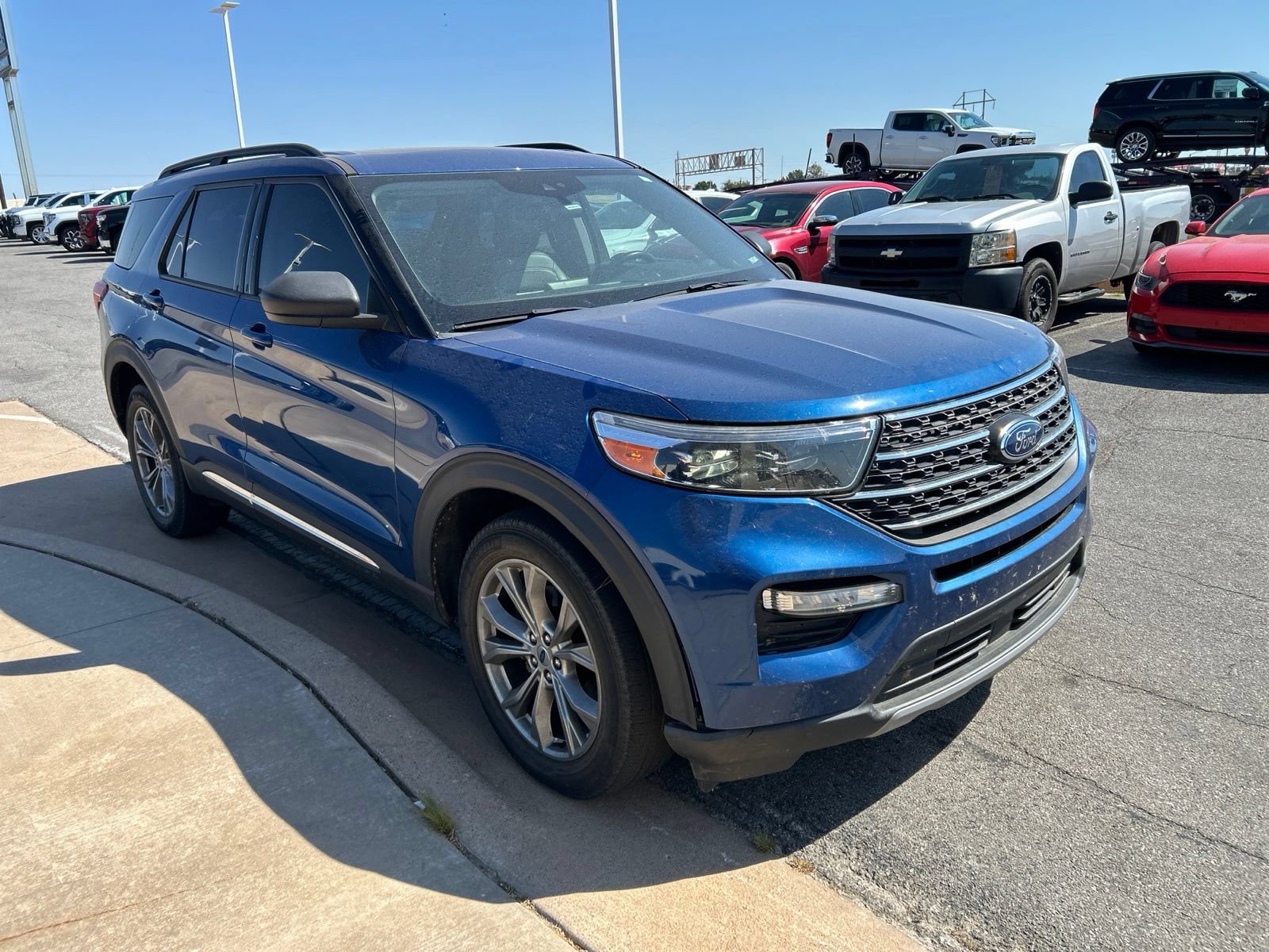 Used 2022 Ford Explorer XLT w/ Equipment Group 202A AWD/4WD image 2