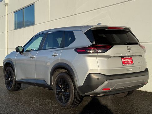 Used 2022 Nissan Rogue SV image 5