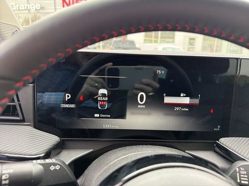 Used 2025 Nissan Kicks SR FWD image 19