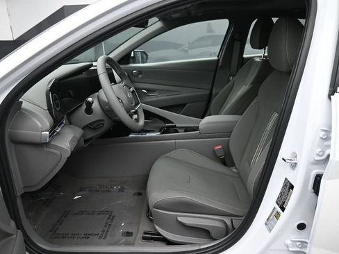 Used 2025 Hyundai Elantra SEL FWD image 12